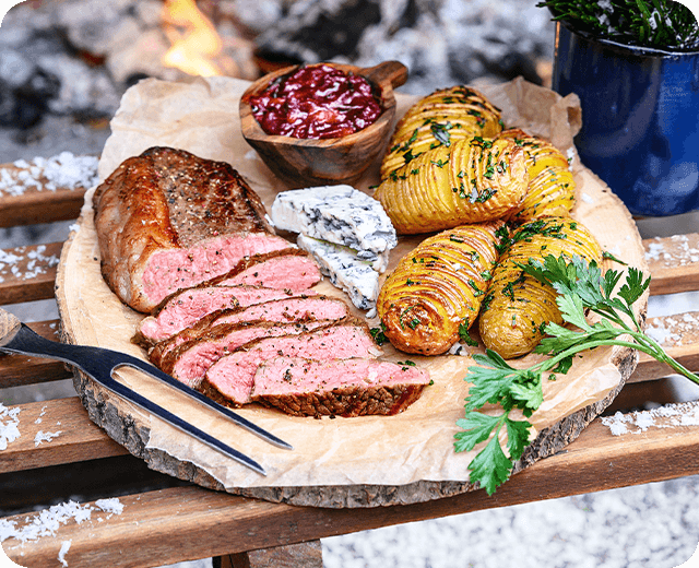 Excelentní wagyu steak na grilu s modrým sýrem a brambůrky Hasselback - Mobile