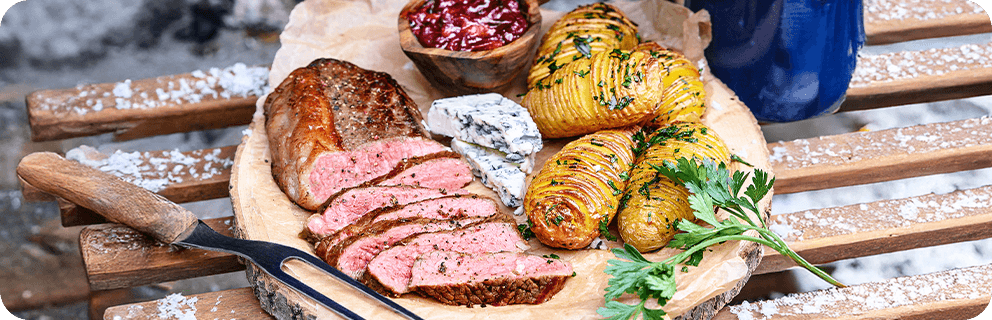 Excelentní wagyu steak na grilu s modrým sýrem a brambůrky Hasselback - Desktop